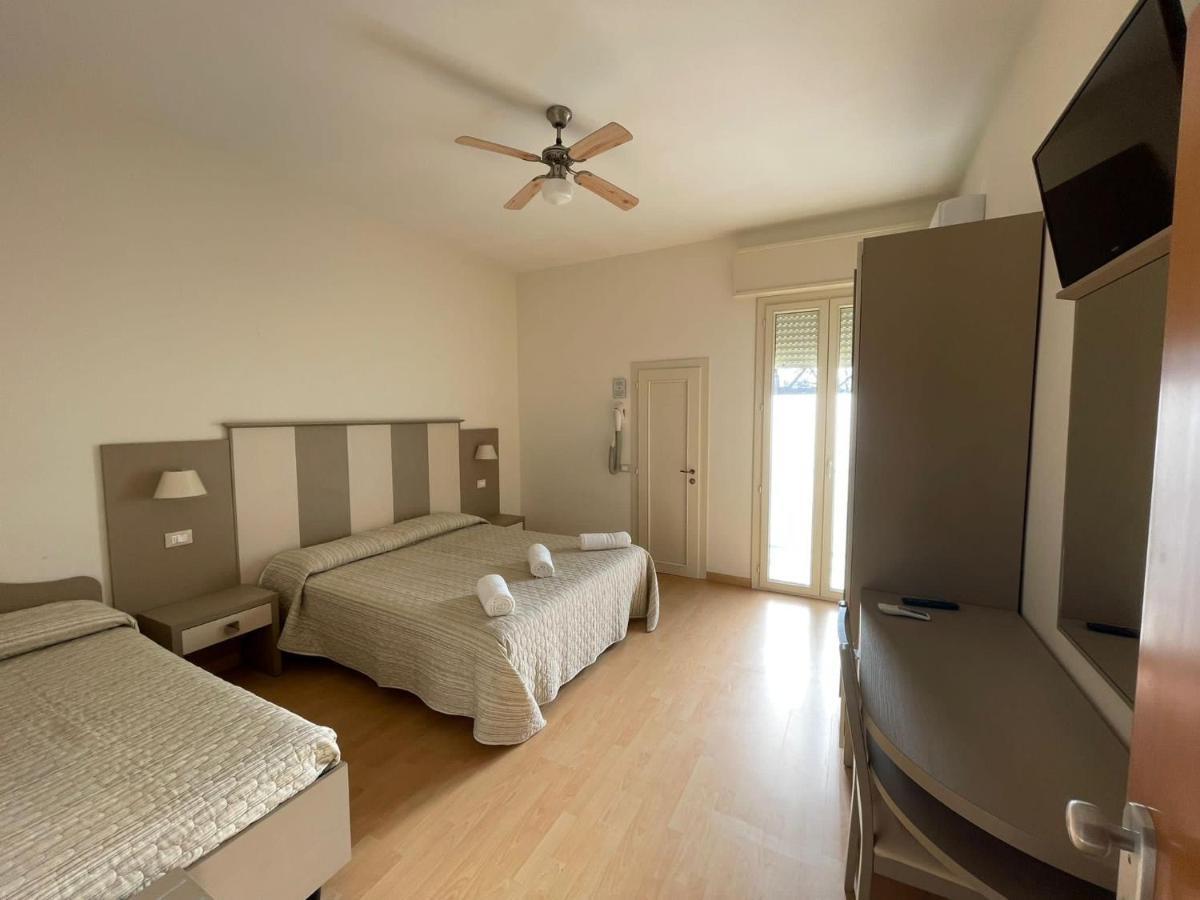 Hotel Vera Cesenatico Esterno foto