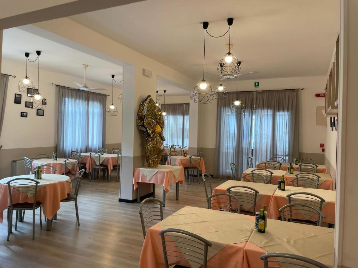 Hotel Vera Cesenatico Esterno foto