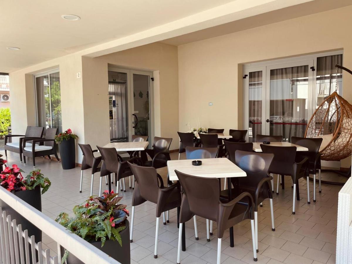 Hotel Vera Cesenatico Esterno foto